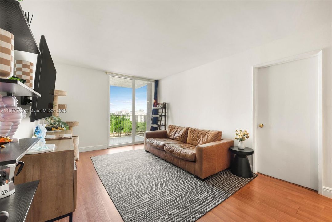 待售: $335,000 (2 贝兹, 2 浴室, 903 平方英尺)