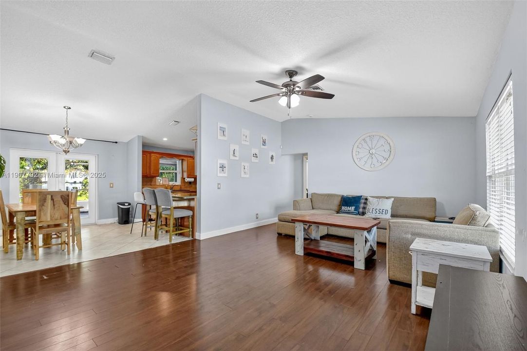 待售: $530,000 (3 贝兹, 2 浴室, 1408 平方英尺)