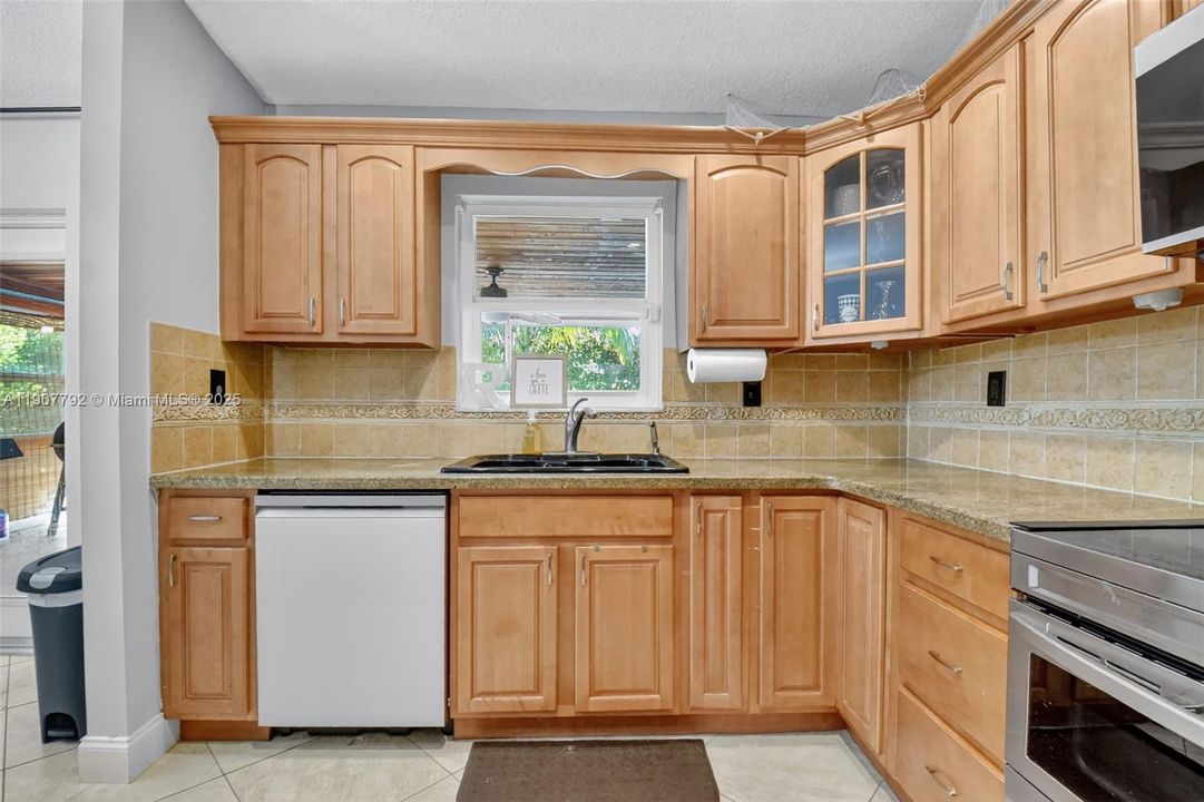 待售: $530,000 (3 贝兹, 2 浴室, 1408 平方英尺)