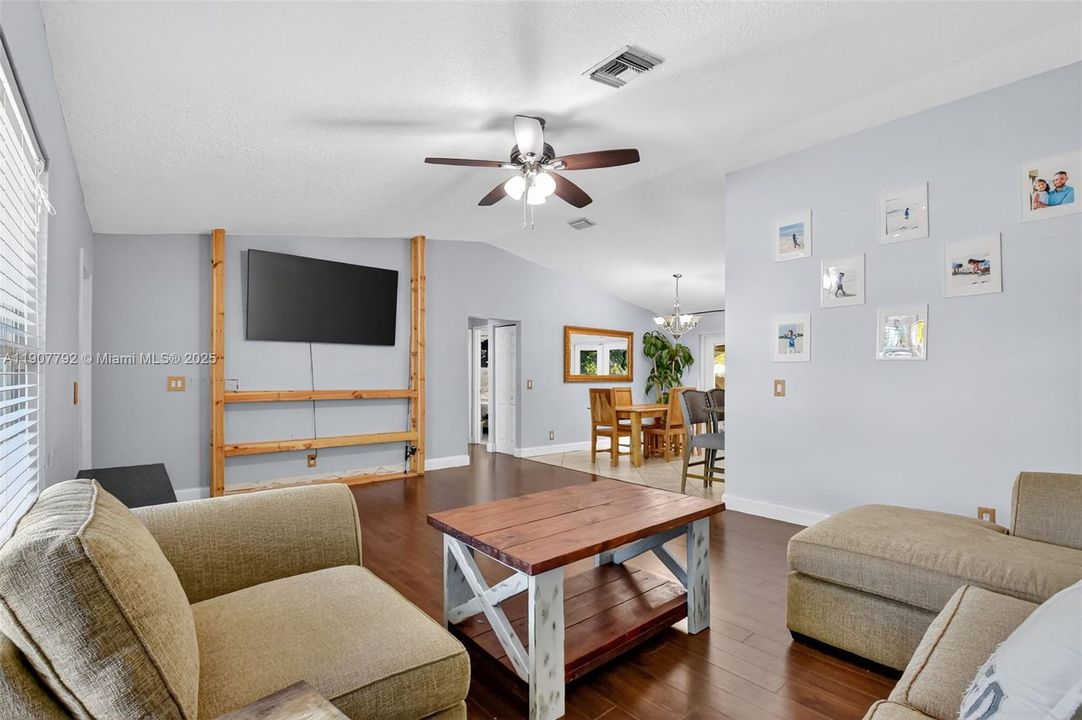 待售: $530,000 (3 贝兹, 2 浴室, 1408 平方英尺)