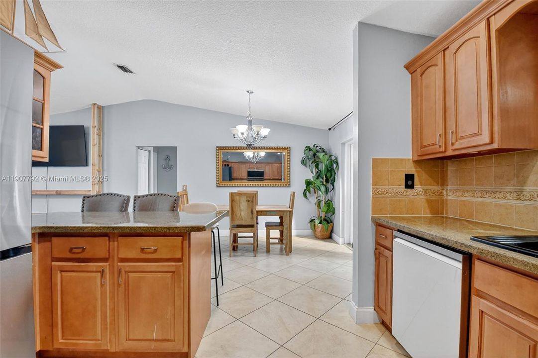 待售: $530,000 (3 贝兹, 2 浴室, 1408 平方英尺)