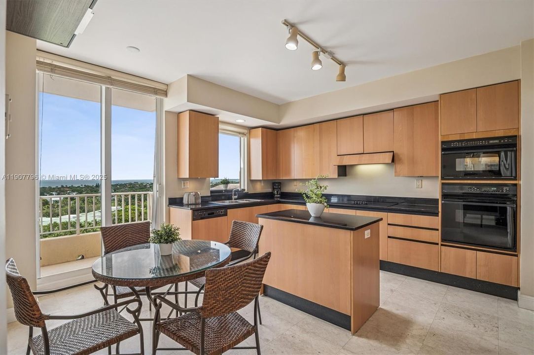 待售: $3,100,000 (2 贝兹, 2 浴室, 2100 平方英尺)