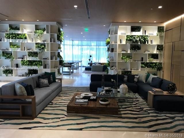 出租: $3,950 (1 贝兹, 1 浴室, 776 平方英尺)