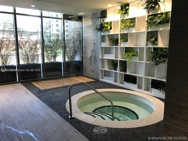 出租: $3,950 (1 贝兹, 1 浴室, 776 平方英尺)