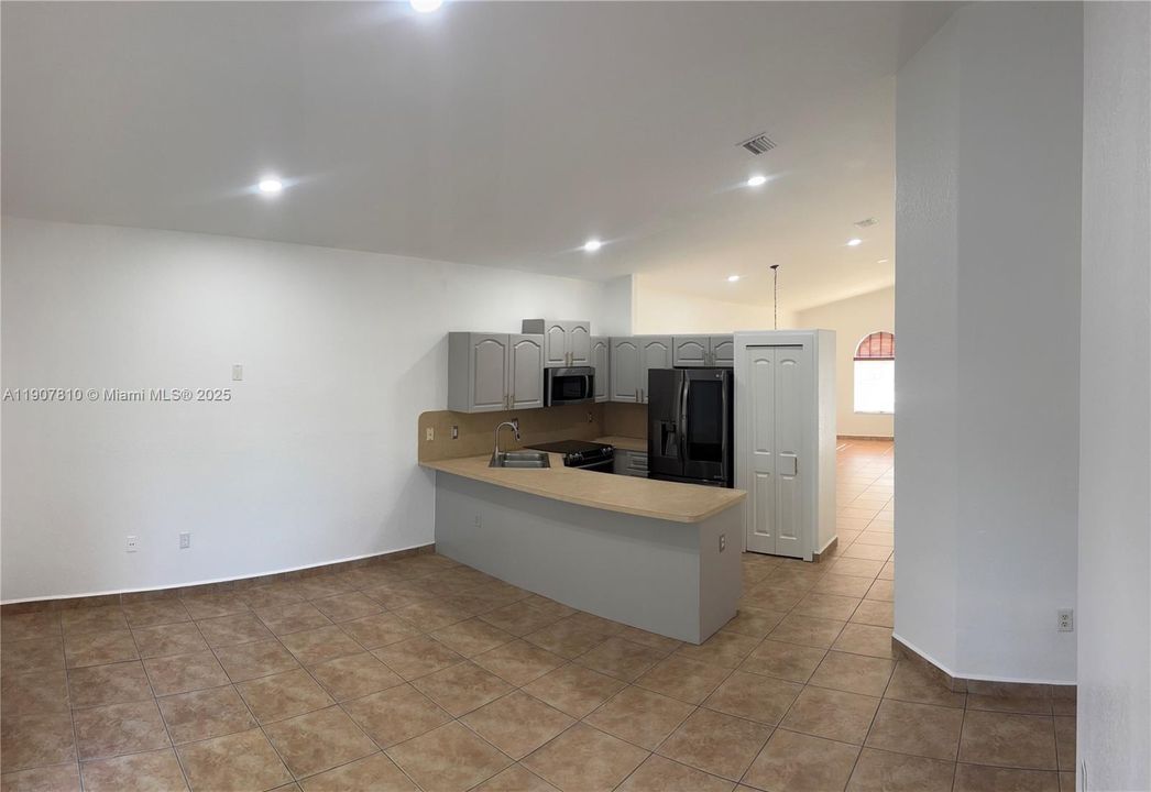 For Rent: $3,300 (3 beds, 2 baths, 1598 Square Feet)