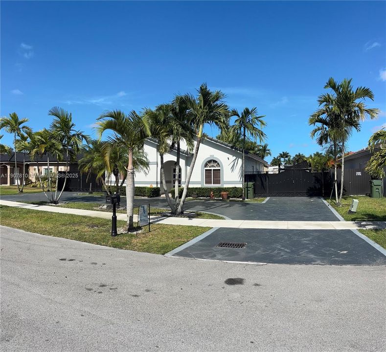 For Rent: $3,300 (3 beds, 2 baths, 1598 Square Feet)