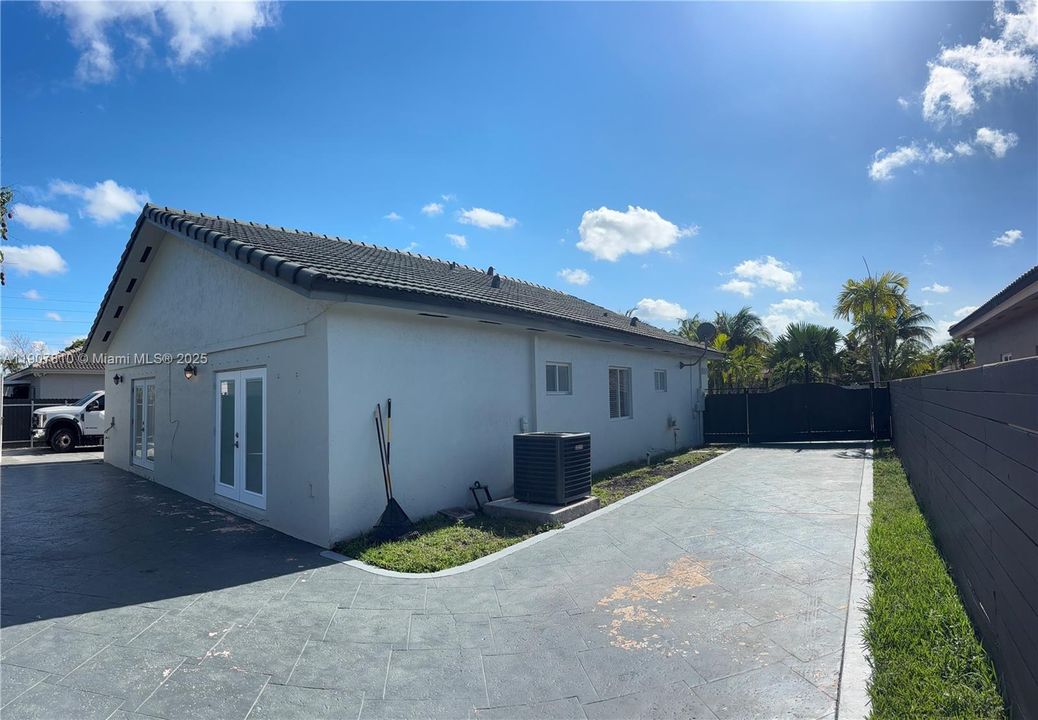 For Rent: $3,300 (3 beds, 2 baths, 1598 Square Feet)