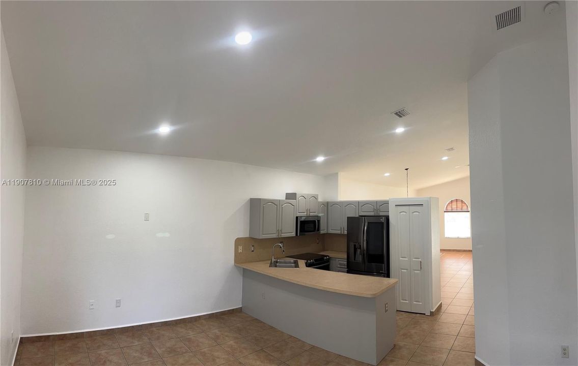 For Rent: $3,300 (3 beds, 2 baths, 1598 Square Feet)