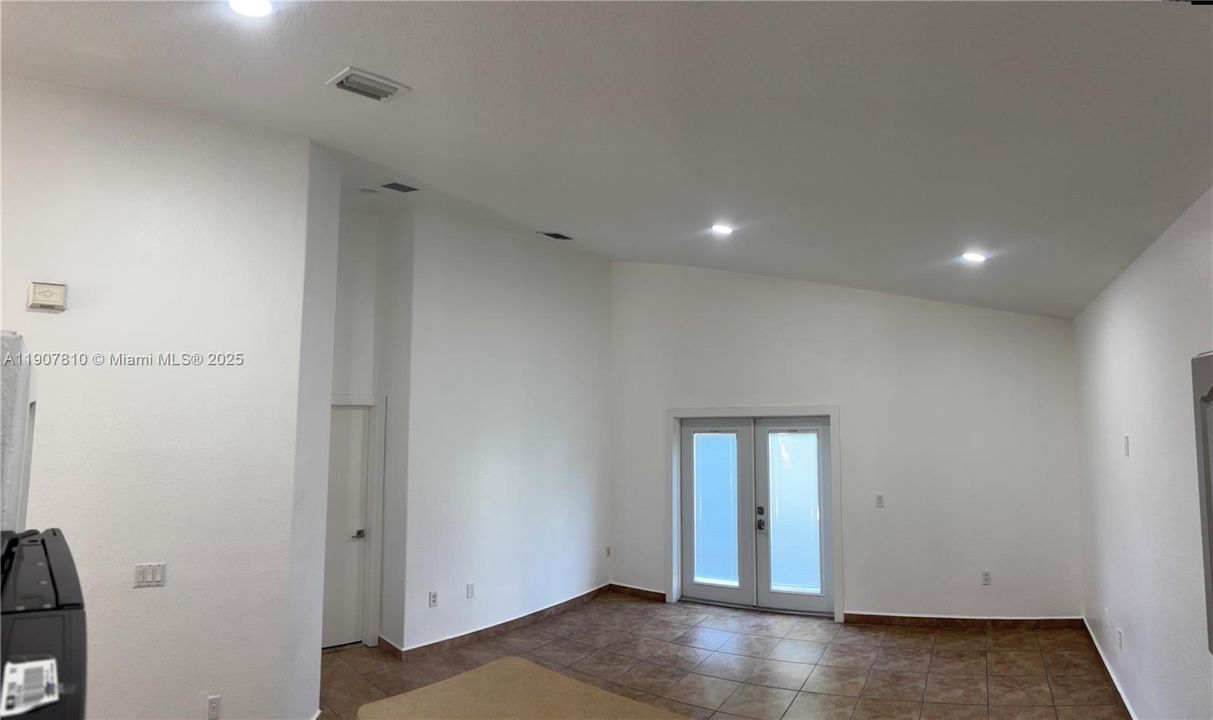 For Rent: $3,300 (3 beds, 2 baths, 1598 Square Feet)