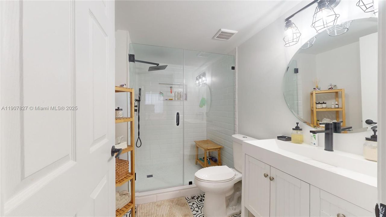 Active With Contract: $250,000 (3 beds, 2 baths, 1370 Square Feet)