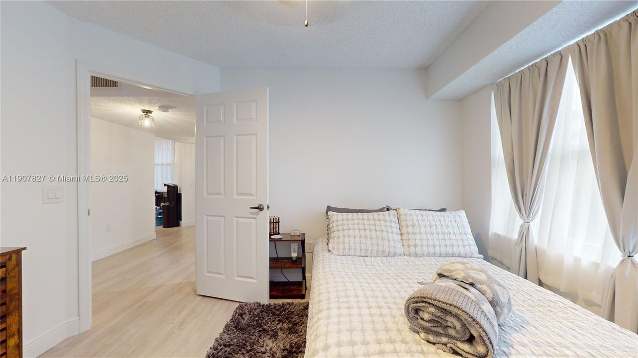 Active With Contract: $250,000 (3 beds, 2 baths, 1370 Square Feet)