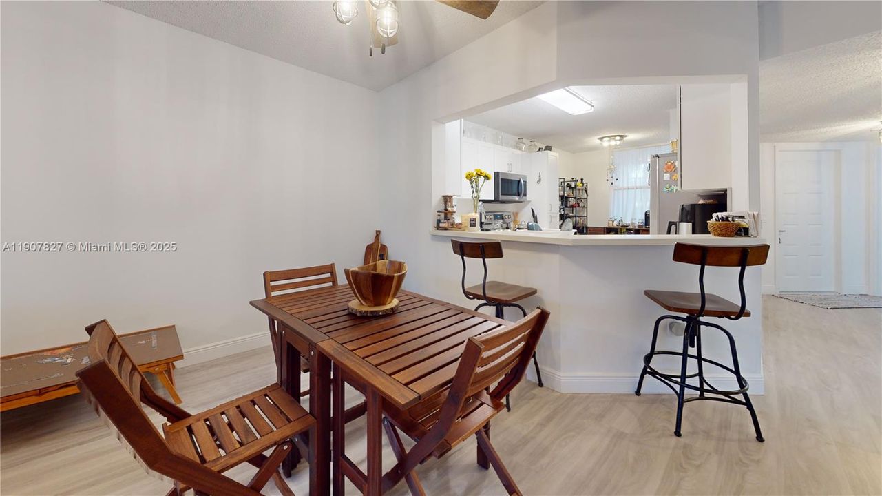 Active With Contract: $250,000 (3 beds, 2 baths, 1370 Square Feet)