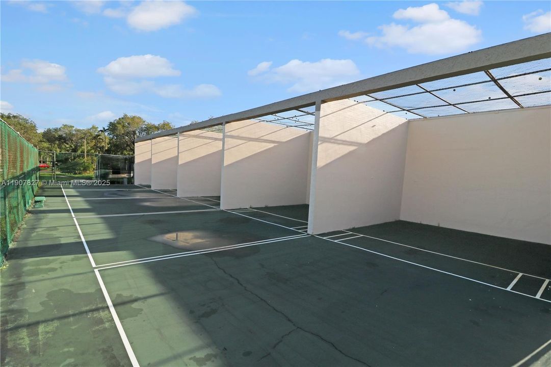 Active With Contract: $250,000 (3 beds, 2 baths, 1370 Square Feet)