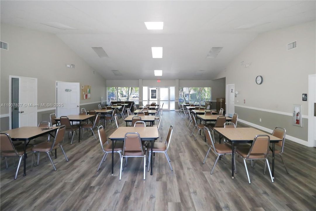 Active With Contract: $250,000 (3 beds, 2 baths, 1370 Square Feet)