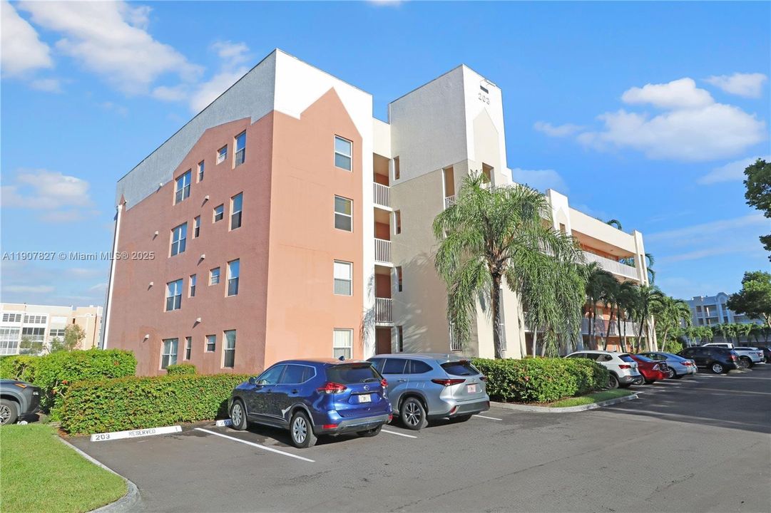 Active With Contract: $250,000 (3 beds, 2 baths, 1370 Square Feet)