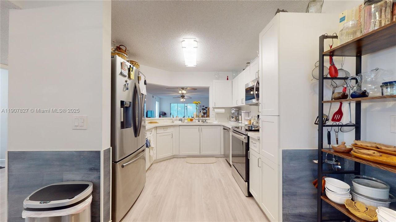 Active With Contract: $250,000 (3 beds, 2 baths, 1370 Square Feet)