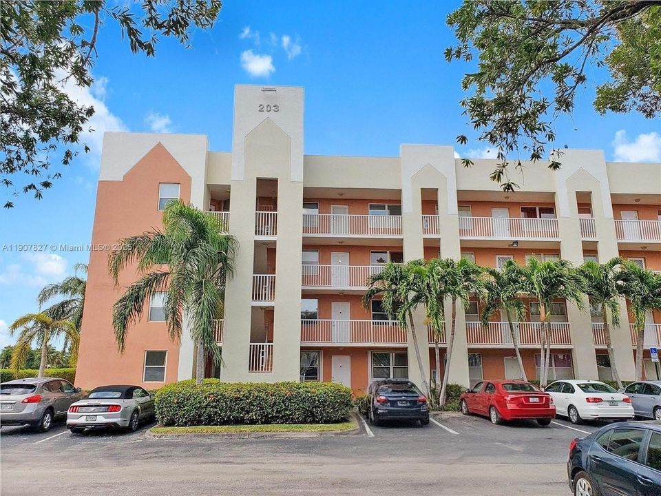 Active With Contract: $250,000 (3 beds, 2 baths, 1370 Square Feet)