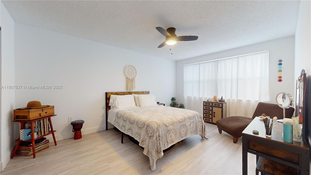 Active With Contract: $250,000 (3 beds, 2 baths, 1370 Square Feet)