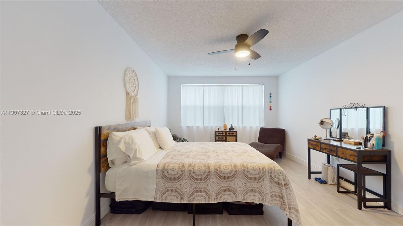 Active With Contract: $250,000 (3 beds, 2 baths, 1370 Square Feet)