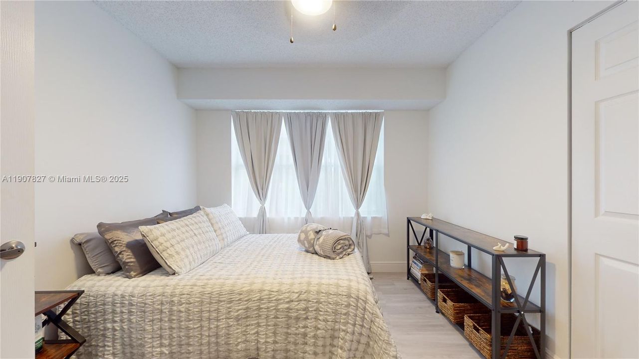 Active With Contract: $250,000 (3 beds, 2 baths, 1370 Square Feet)