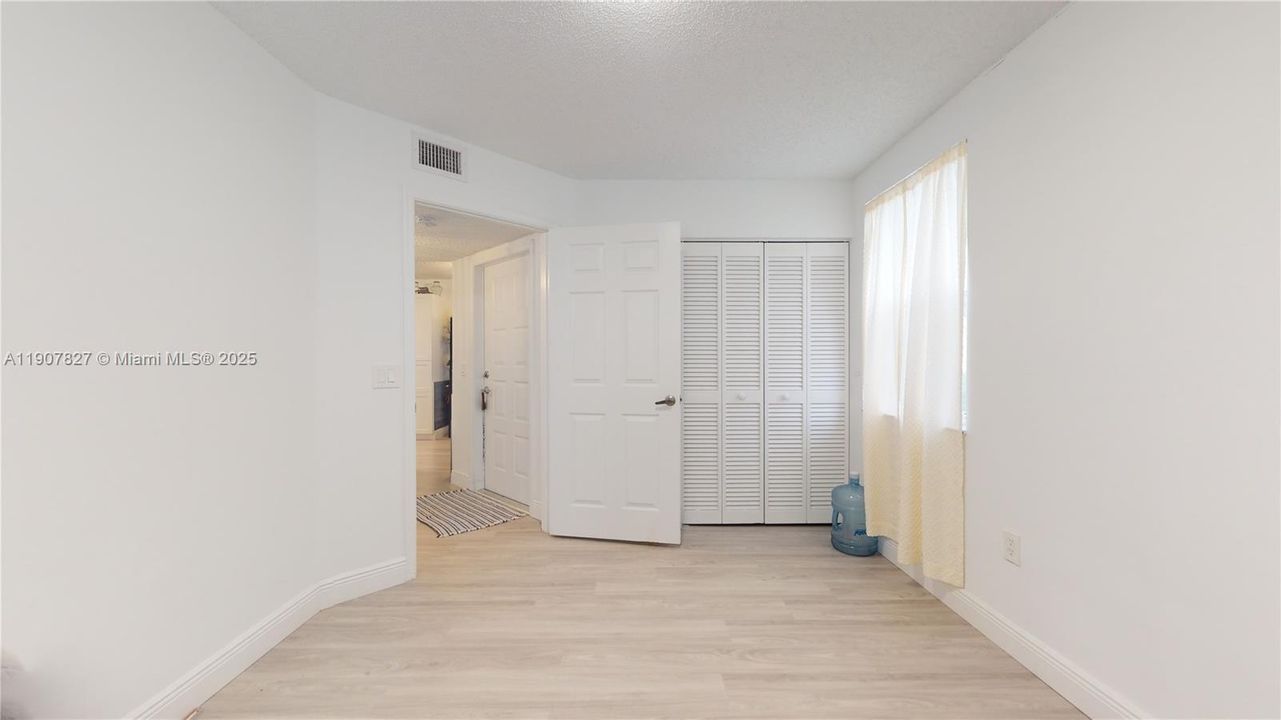 Active With Contract: $250,000 (3 beds, 2 baths, 1370 Square Feet)