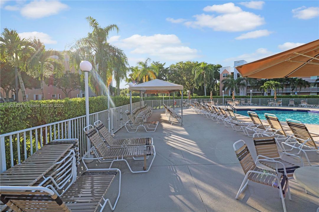 Active With Contract: $250,000 (3 beds, 2 baths, 1370 Square Feet)