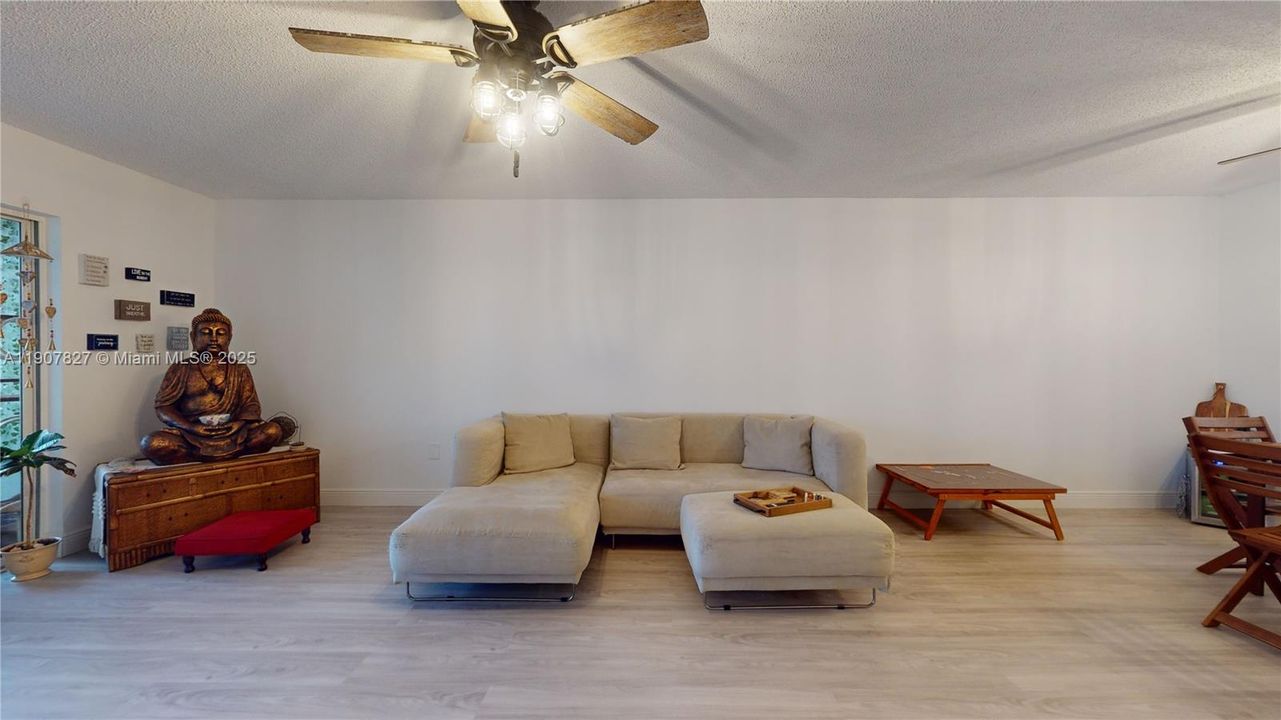 Active With Contract: $250,000 (3 beds, 2 baths, 1370 Square Feet)