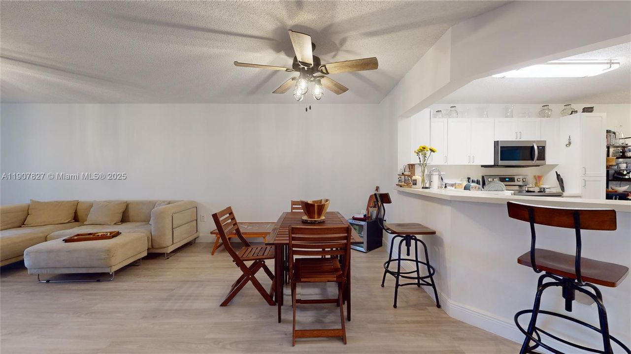 Active With Contract: $250,000 (3 beds, 2 baths, 1370 Square Feet)