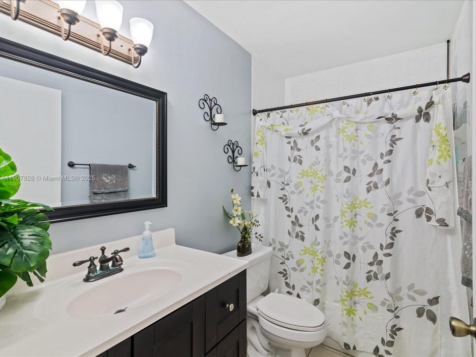 En Venta: $295,000 (2 camas, 2 baños, 1100 Pies cuadrados)