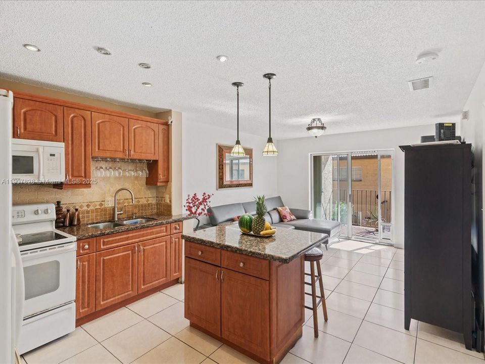 En Venta: $295,000 (2 camas, 2 baños, 1100 Pies cuadrados)