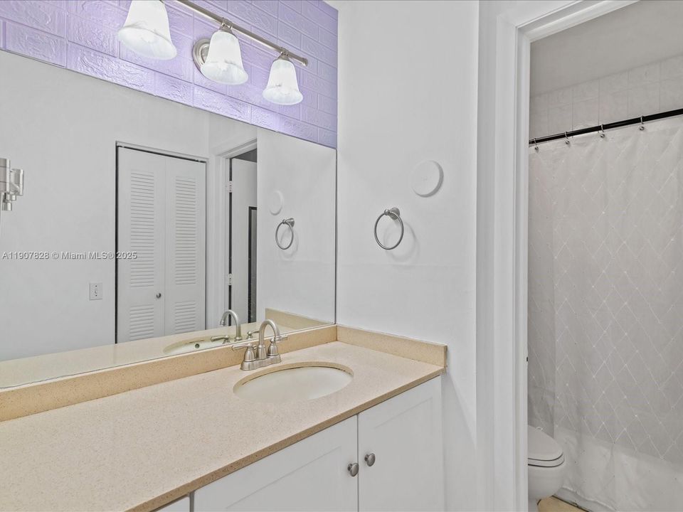 En Venta: $295,000 (2 camas, 2 baños, 1100 Pies cuadrados)