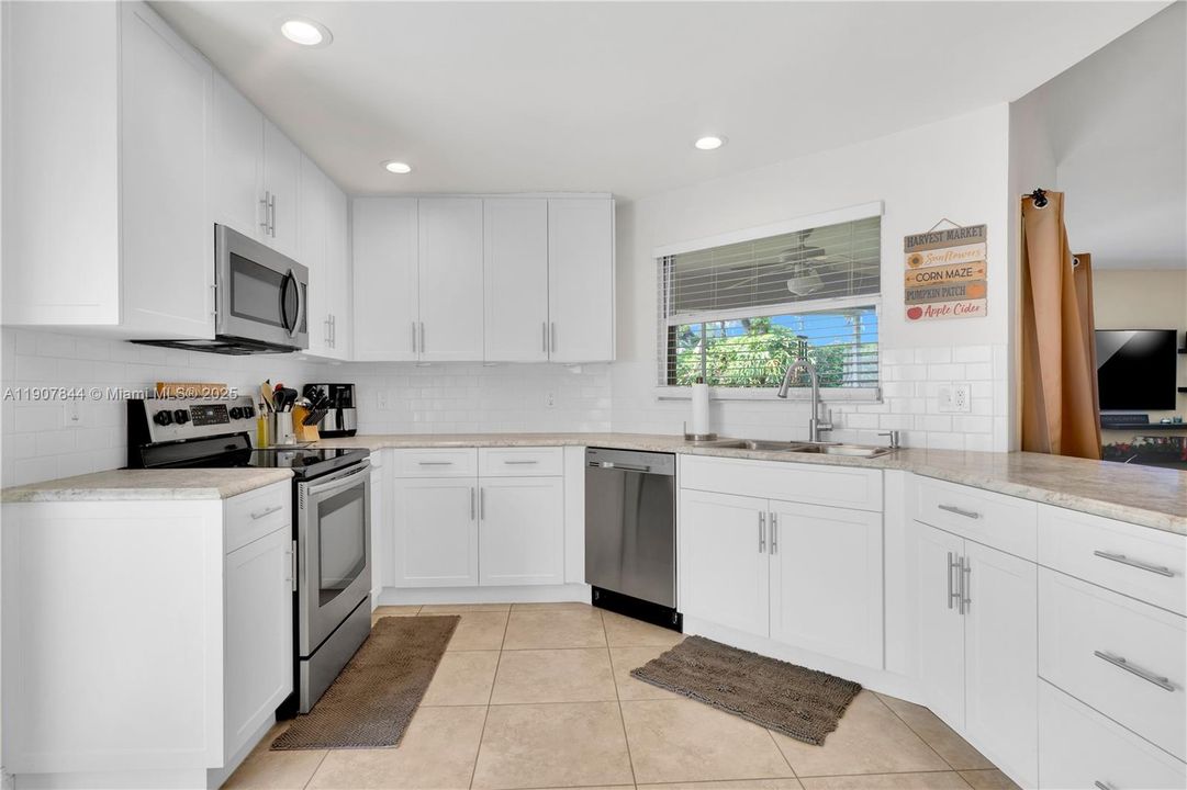 Active With Contract: $399,900 (3 beds, 2 baths, 1548 Square Feet)