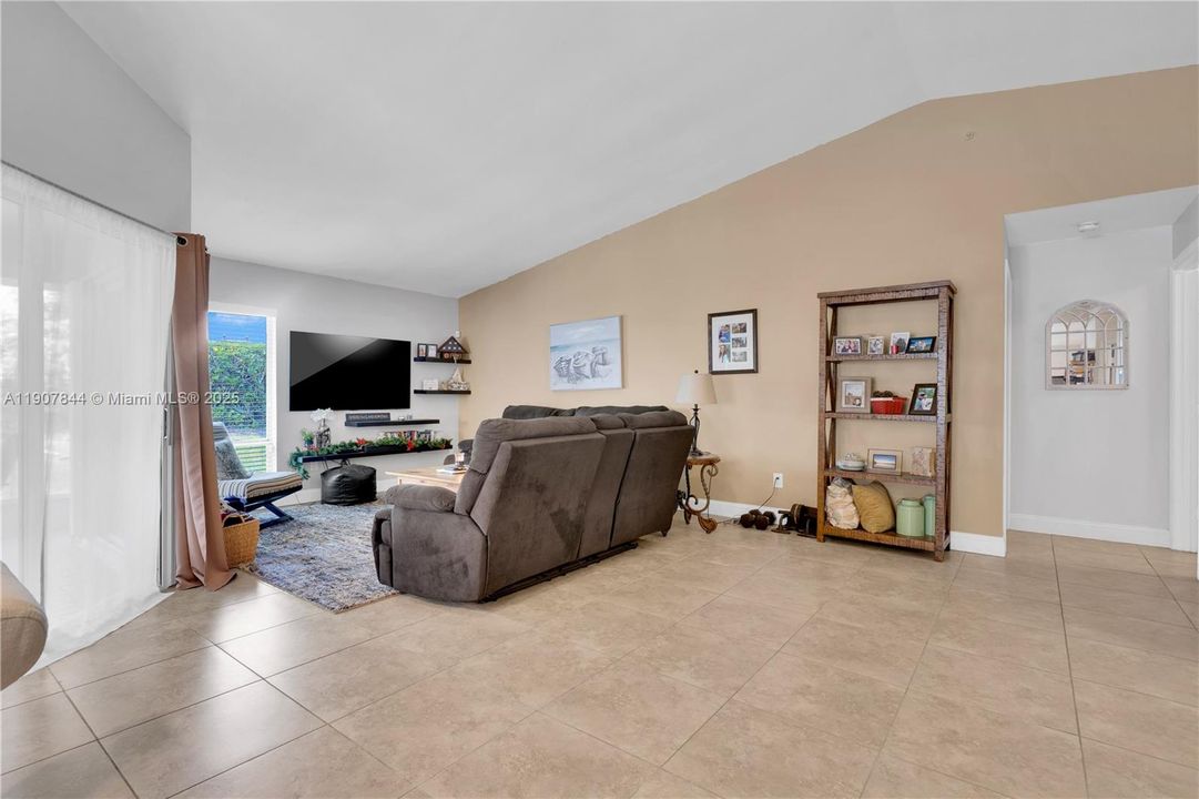 Active With Contract: $399,900 (3 beds, 2 baths, 1548 Square Feet)