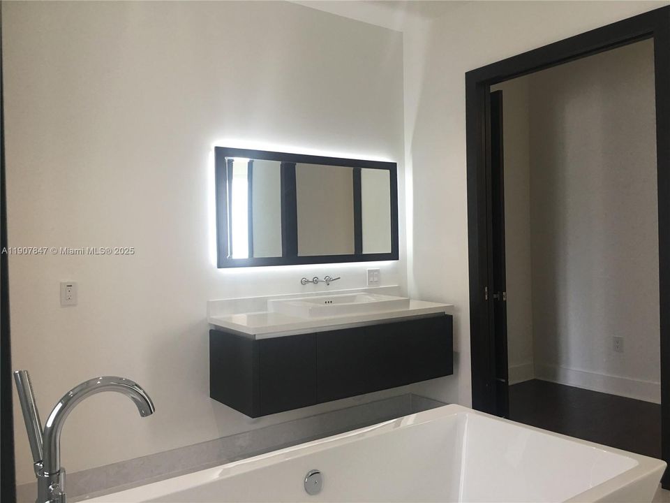 Active With Contract: $7,100 (5 beds, 6 baths, 4287 Square Feet)