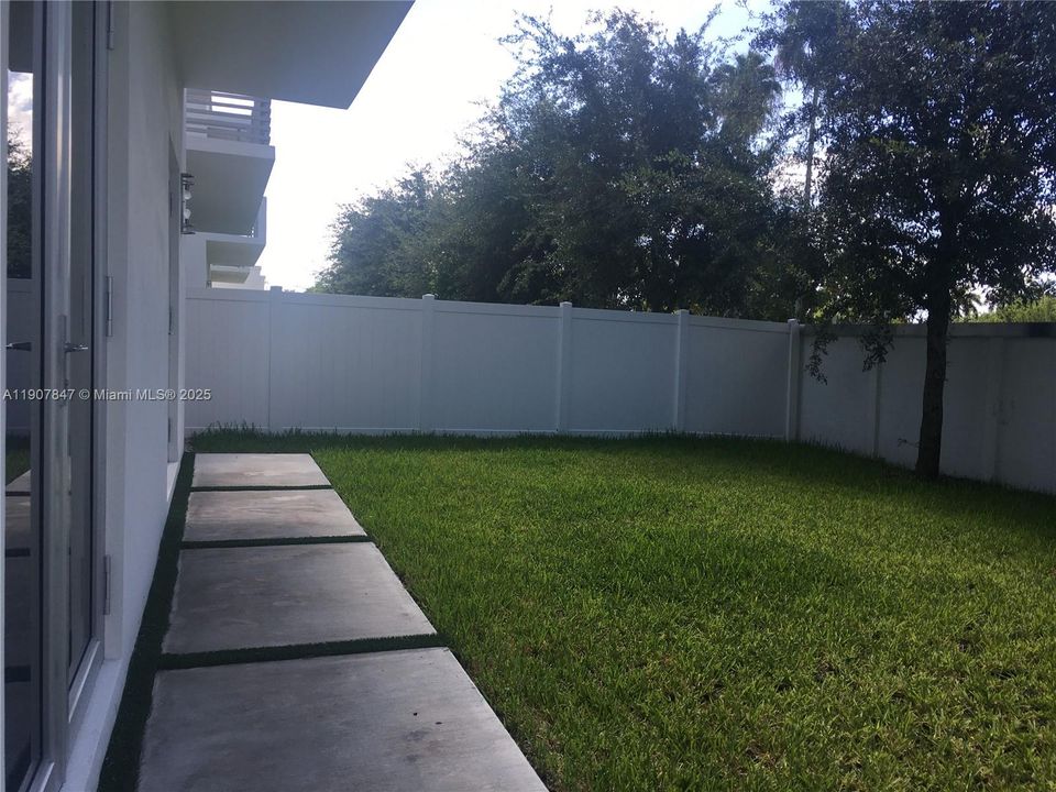 Active With Contract: $7,100 (5 beds, 6 baths, 4287 Square Feet)