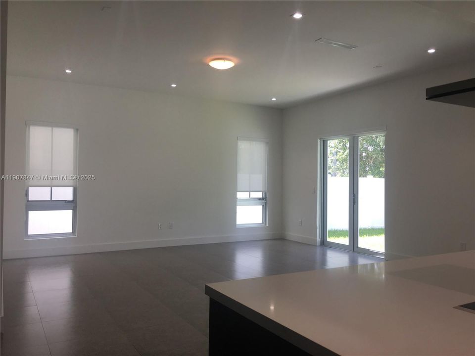 Active With Contract: $7,100 (5 beds, 6 baths, 4287 Square Feet)