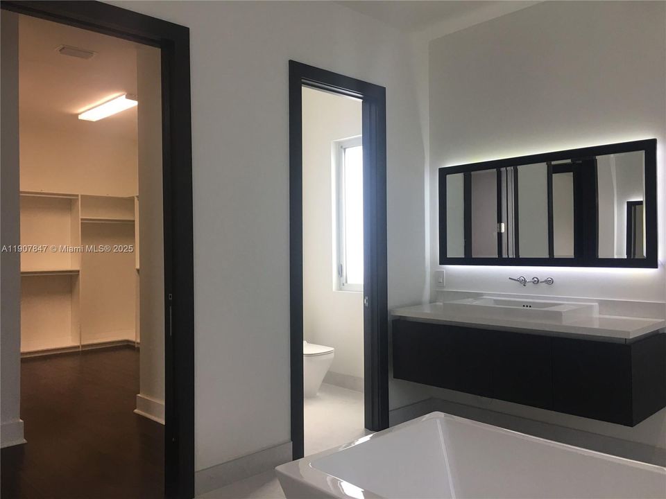 Active With Contract: $7,100 (5 beds, 6 baths, 4287 Square Feet)