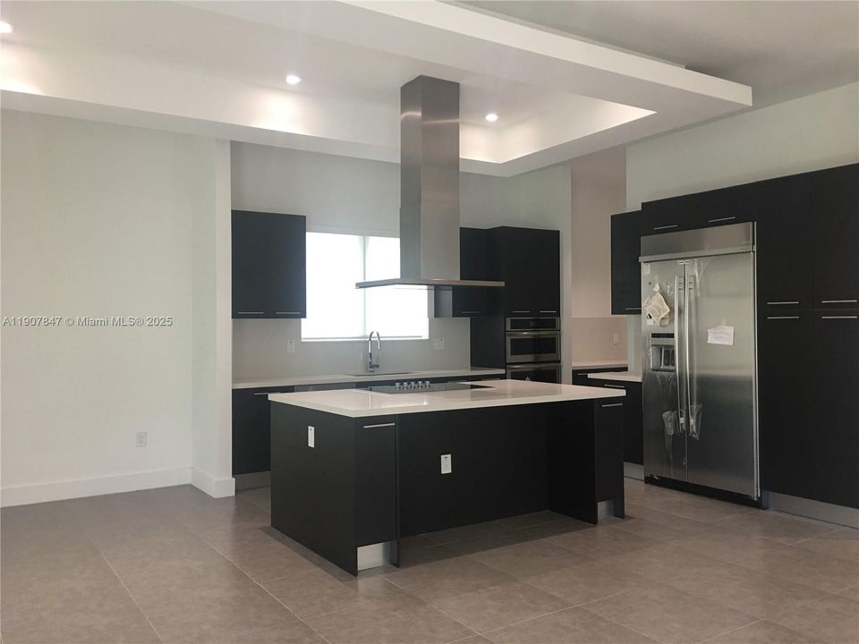 Active With Contract: $7,100 (5 beds, 6 baths, 4287 Square Feet)