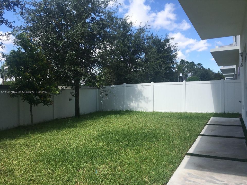 Active With Contract: $7,100 (5 beds, 6 baths, 4287 Square Feet)