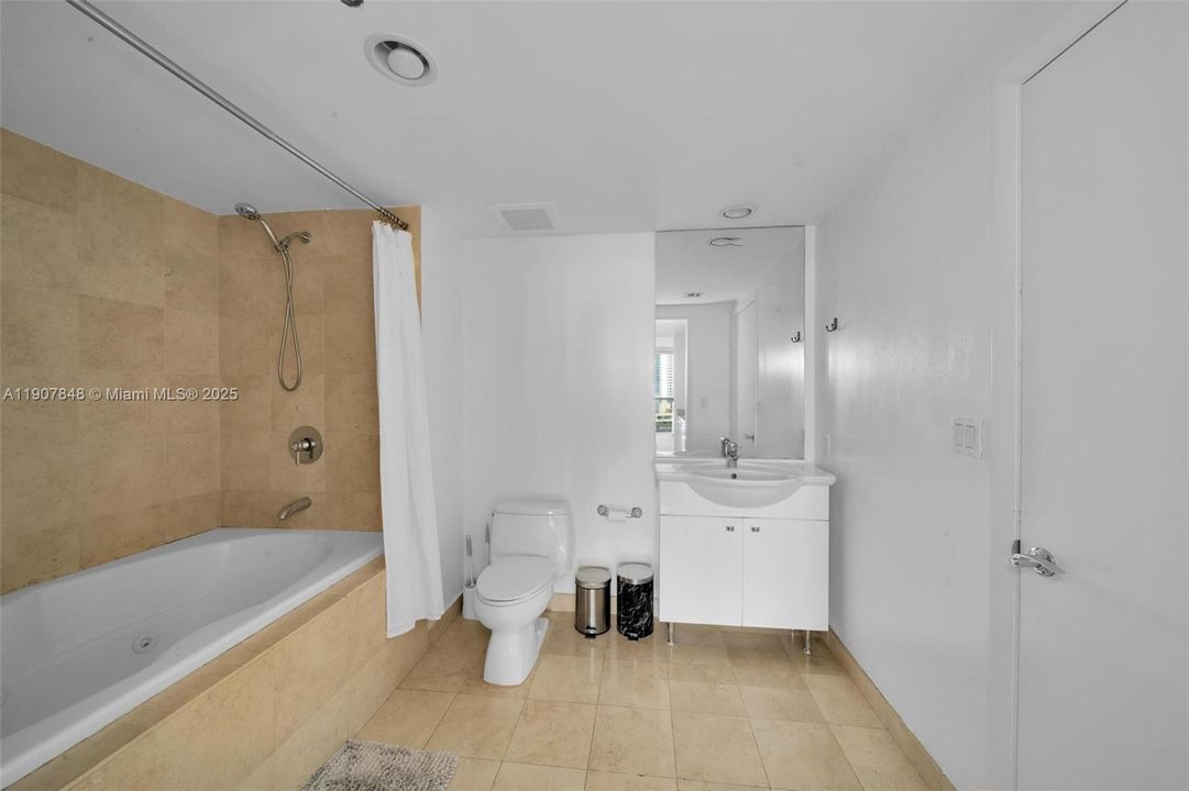 For Rent: $4,100 (2 beds, 1 baths, 1086 Square Feet)