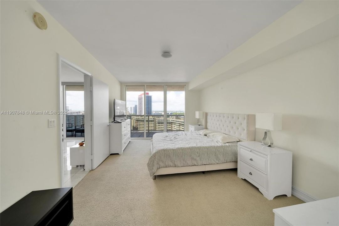 For Rent: $4,100 (2 beds, 1 baths, 1086 Square Feet)