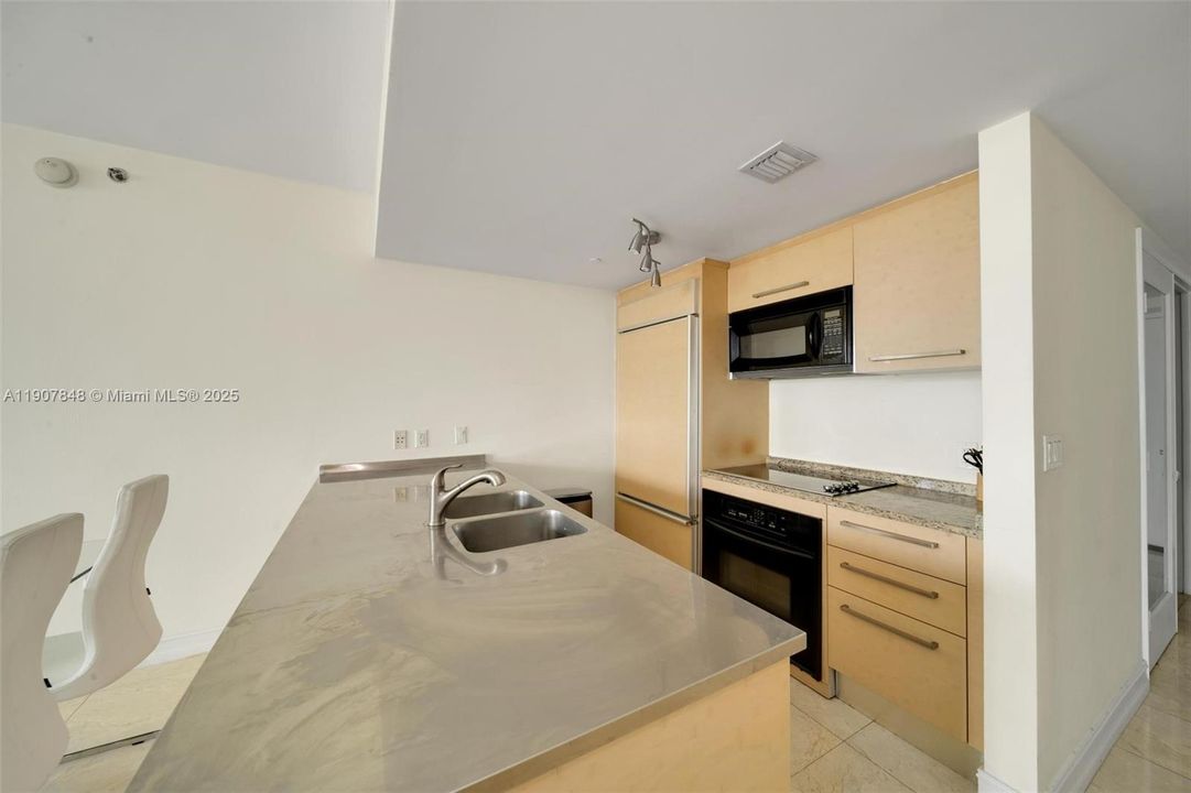 For Rent: $4,100 (2 beds, 1 baths, 1086 Square Feet)