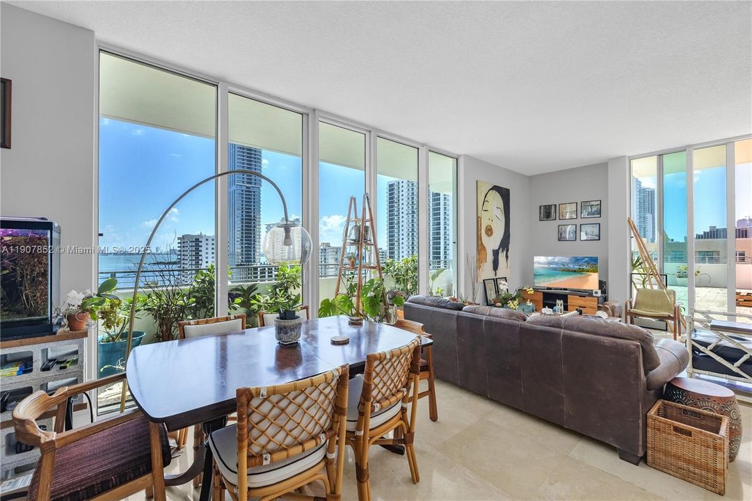 Под контрактом: $4,300 (2 спален, 2 ванн, 1352 Квадратных фут)