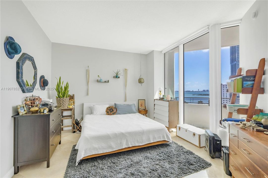 Под контрактом: $4,300 (2 спален, 2 ванн, 1352 Квадратных фут)