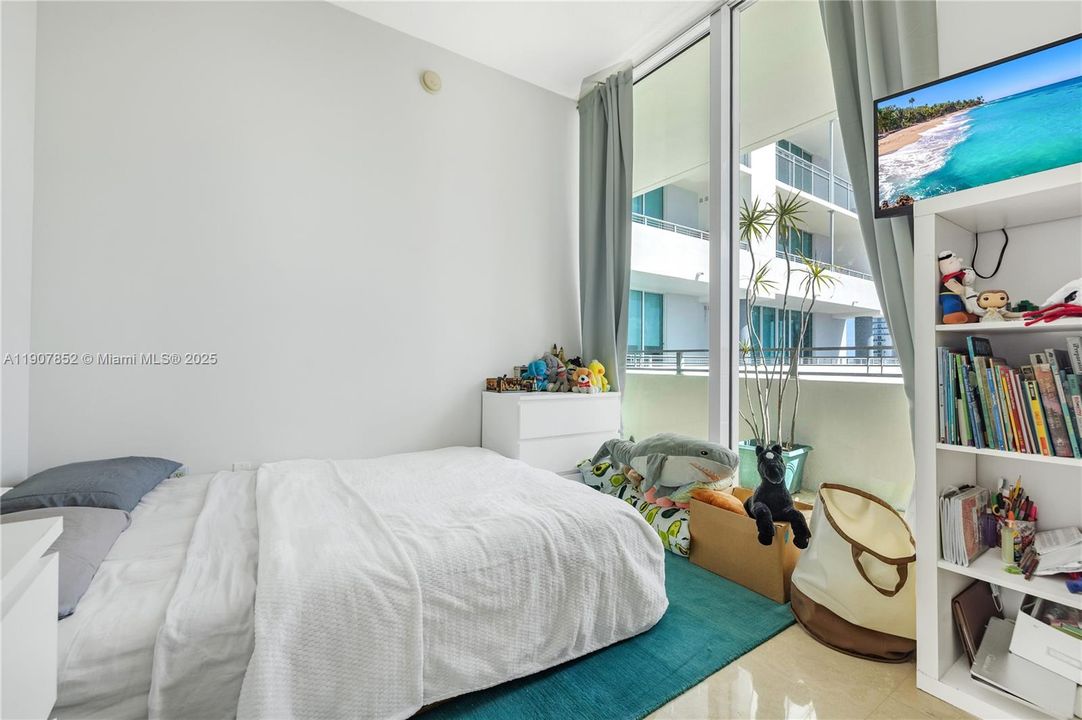 Под контрактом: $4,300 (2 спален, 2 ванн, 1352 Квадратных фут)