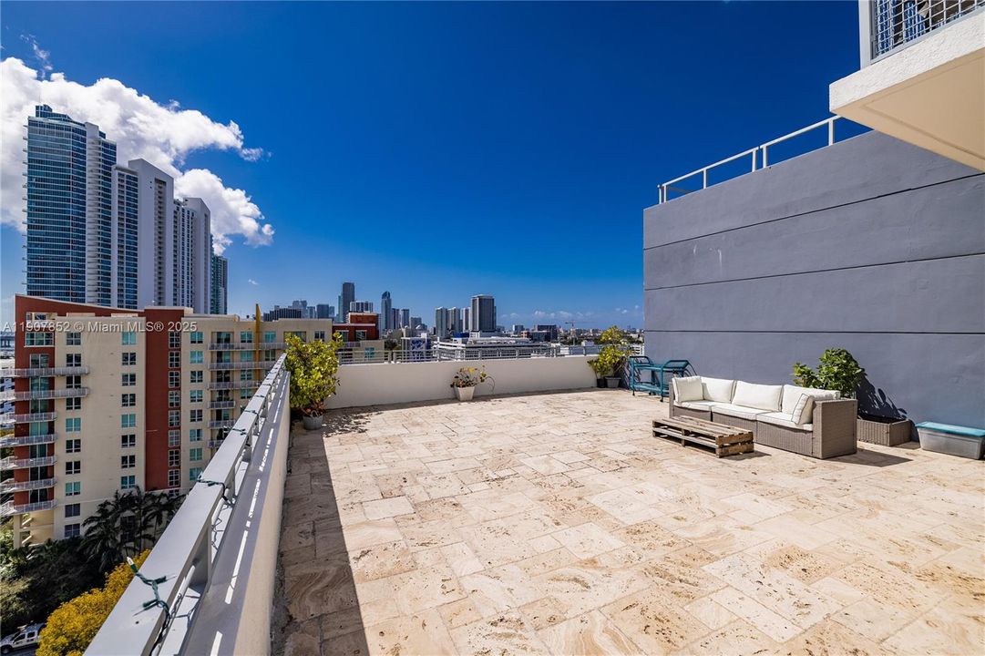 Под контрактом: $4,300 (2 спален, 2 ванн, 1352 Квадратных фут)