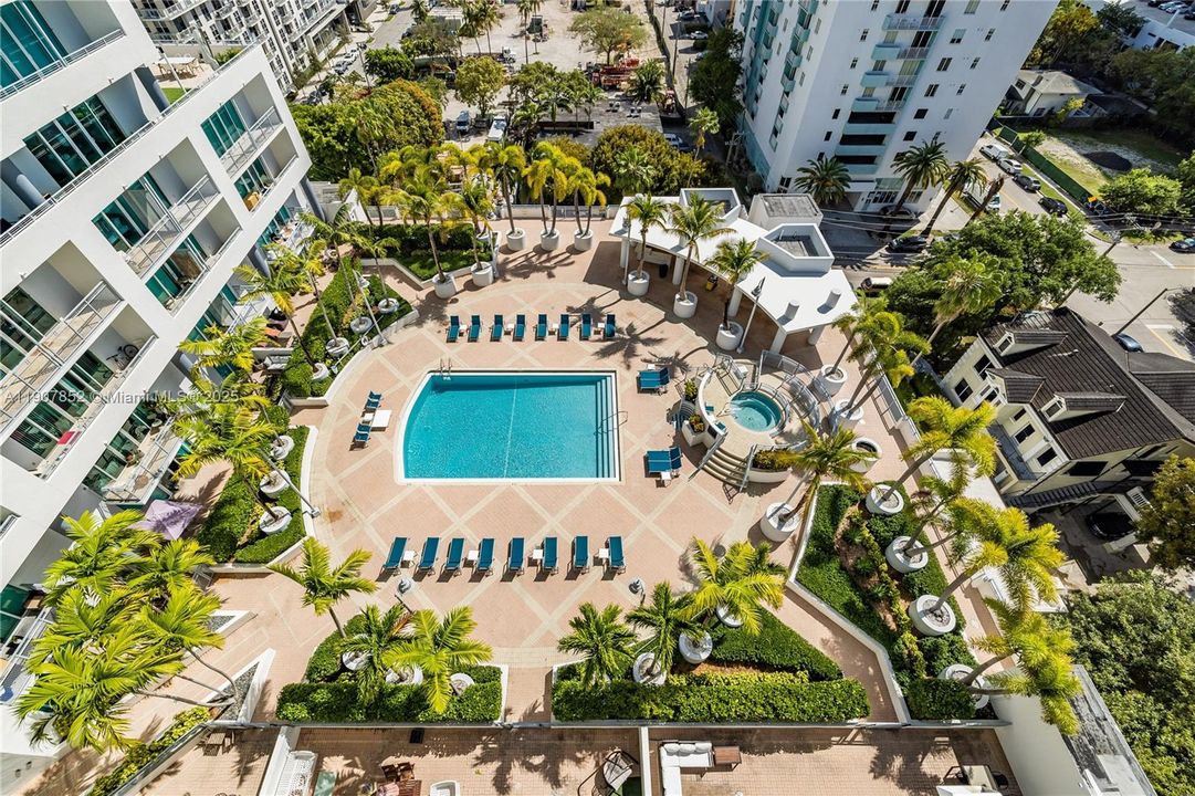 Под контрактом: $4,300 (2 спален, 2 ванн, 1352 Квадратных фут)