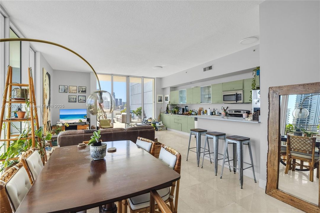 Под контрактом: $4,300 (2 спален, 2 ванн, 1352 Квадратных фут)