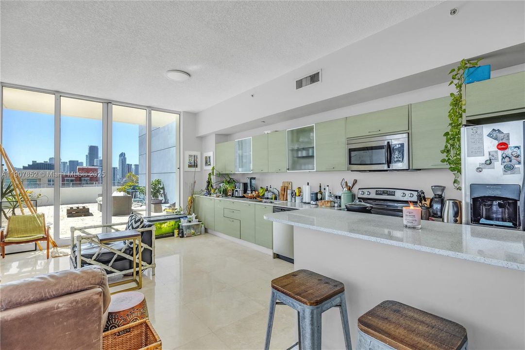 Под контрактом: $4,300 (2 спален, 2 ванн, 1352 Квадратных фут)