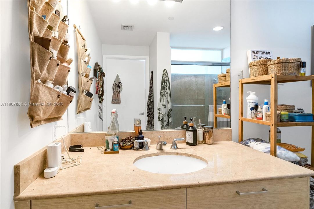 Под контрактом: $4,300 (2 спален, 2 ванн, 1352 Квадратных фут)